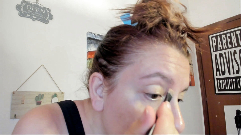 Nicoletta Embassi: Tıraş oluyor ve hapşırdırıyor