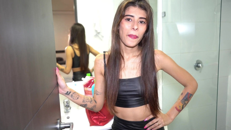 Valentino Roca TV: เซ็กซ์ทางทวารหนักกับสาวลาตินตัวเล็กขี้เล่น