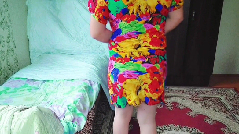 Kitty_Cross: Krásná Shemale čištění vlasů v dlouhých hedvábných úderech