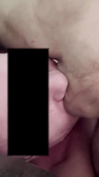 Isteri yang cemburu itu membocorkan video rumah suaminya di mana dia bercinta di mulut seorang pelajar. Makan Air Mani