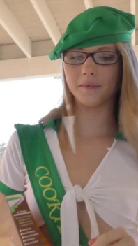 Hannah Hays sadece sevimli izci kıyafetli azgın bir sürtük yarak arıyor