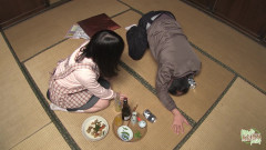 Magic Asian Pussy: Ela entrou em sua casa enquanto ele estava bebendo, então...