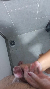 Ngocok kontol dengan kuku merah sensual sambil ngocok kontol