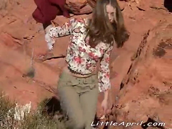 Little April: 金发少女小四月享受性高潮