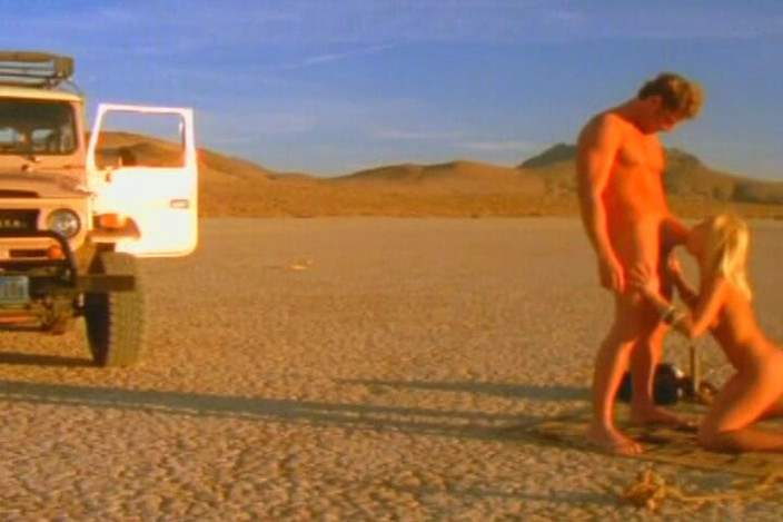 THAGSON RETRO: Pissendes durchnässtes blondes schätzchen kniet für desert Golden Shower