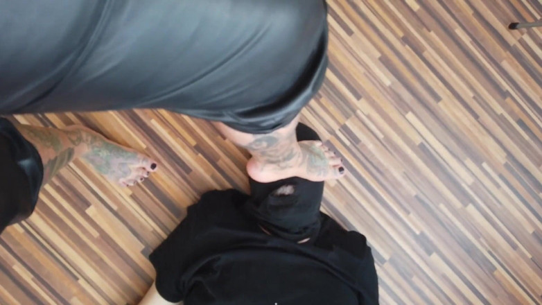Fetish videos by Alex: Sclavă pasionată de picioare din garderobă