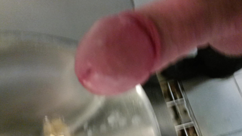 Rockardglans: Urinal awam melancap memakai pakaian kerja, rakaman dekat pancutan mani