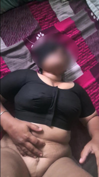 흑인 블라우스를 입고 섹스하고 보지를 질싸하는 섹시한 인도 주부