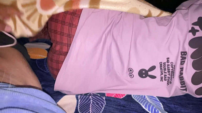 Desifilmy45: インドのサスールは彼の新しくバフのタイトなマンコを犯しました