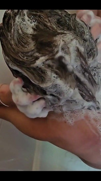 Hi Pee on My Head When I Washing My Hair