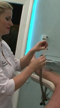 El doctor humilla a un viejo cerdo y lo toca
