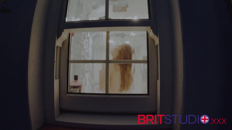 Brit Studio: Ви спостерігаєте за своїм сусідом у душі