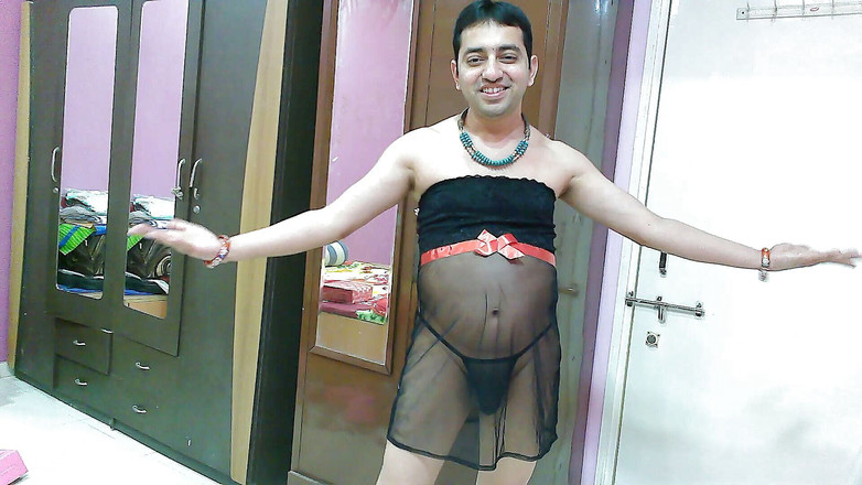 Cute & Nude Crossdresser: Travestit efeminat sexy Sweet Lollipop în lenjerie fără bretele, tanga, și accesorii.