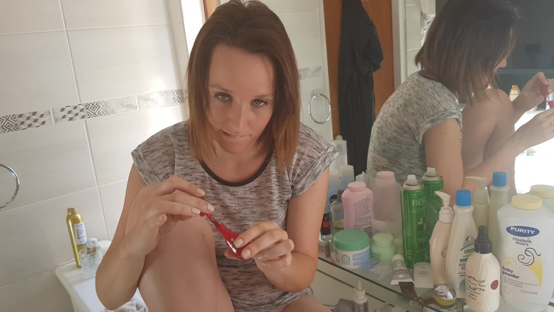 Alicia Robertz: Yakın çekim Toenail Coloring