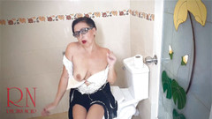 Regina Noir: Instalatér striptýz. Žena v domácnosti zavolala instalatéra a měla orgasmus.  Žena v...