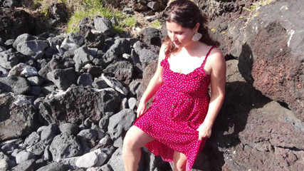 ExpressiaGirl: Čas na čůrání na pláži! Chlupatá kundička milfky chčije!