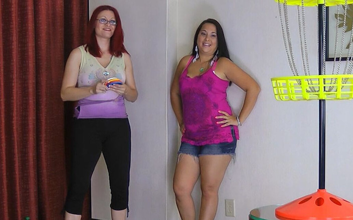 Lost Bets Games: 거실에서 스트립 디스크 골프를 즐기는 발정난 밀프 두 명