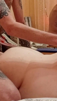 Ich mache für meine stiefmutter eine rückenmassage und gleichzeitig ficke ich sie, sie füllt ihre muschi mit sperma