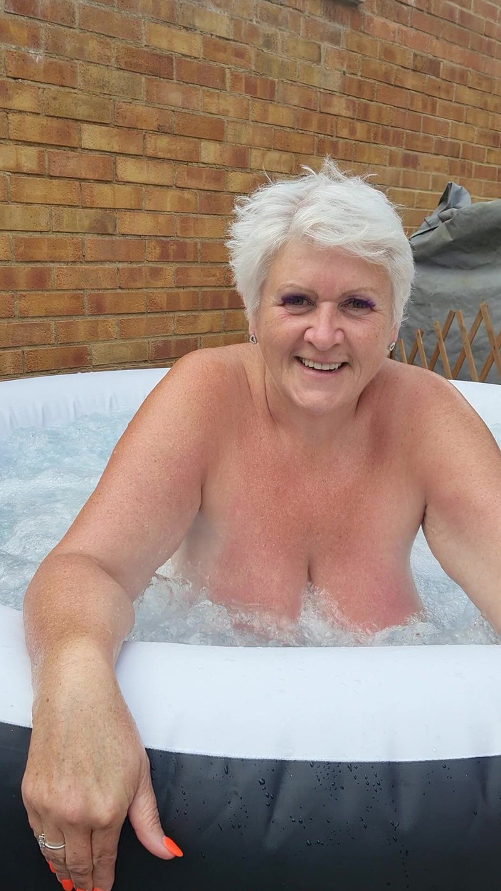 Uk Joolz: 裸の浴槽プレイ