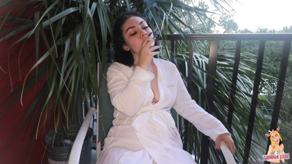 Lenna Lux: Fetiș care fumează