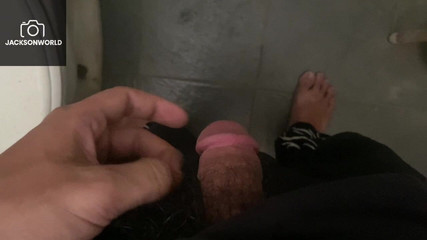 Jackson World: Beccato a fare un momento privato in bagno