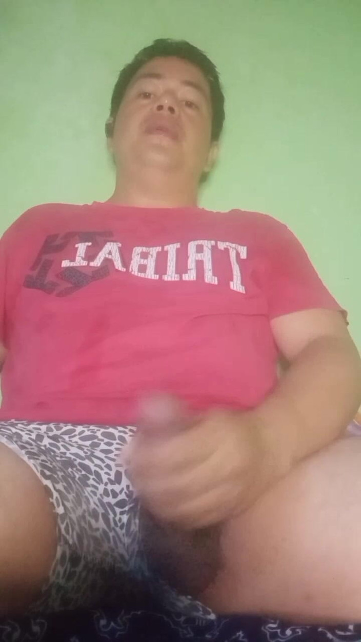 Talahib23: La lengua del guapo filipino está sobresaliendo mientras se masturba...