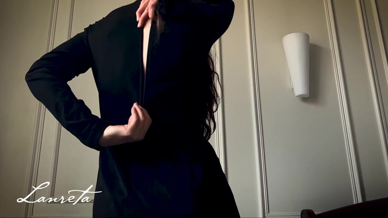 Lanreta: Loud and Elegant Peeing Under the Dress