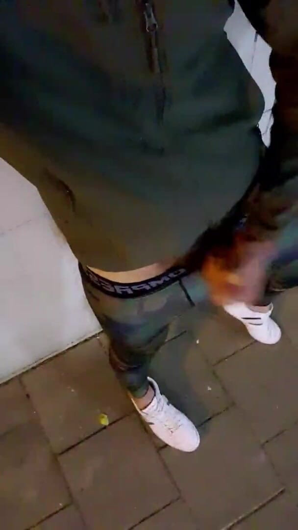 Slutboyben: Slutboyben cam4 色情片 benjamin 在夜间公共场合啪