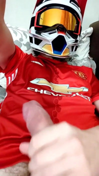축구 장비를 착용한 트윈크 저크 오프