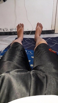 Memakai pakaian dalam merah jambu Satin dalam seluar pendek dan pancut ke dalamnya