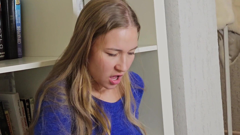 Stacy_via: Úžasný orgasmus se stříkáním. Masturbace v modrých šatech