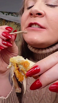 Miss Whitney Morgan: Fried Chicken Eating Asmr