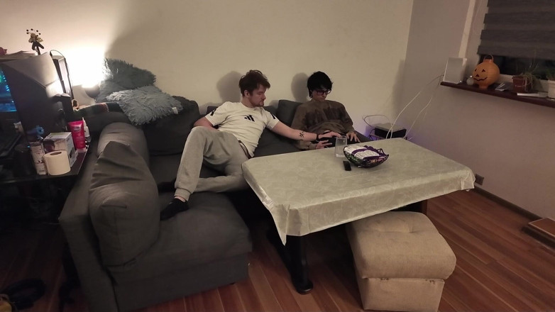 Ethan Alex: Blyg, pank nörd slog min bil. Han betalade med sitt...
