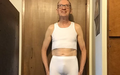 James Steele: Sissy en sandalias blancas, polaca dedo del rojo golpea