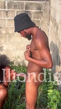 Sokakta biraz hızlı bir şekilde açık havada aşık oldum ve onu mecbur etti ve memnuniyetle dölümü yüzüne aldı