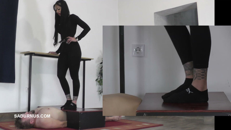 Sadurnus: Amante Cleo em meias puma pisa seu escravo ao orgasmo...