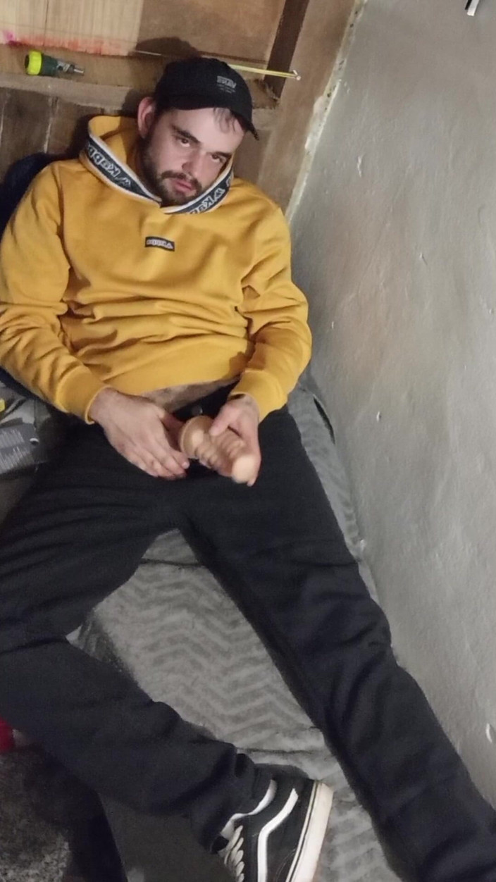 jerkofflover: 在小屋里床上自慰