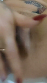 Buceta peluda de uma morena excitada