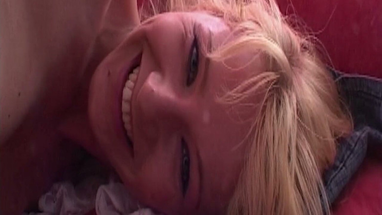 BANGORA RETRO CLUB: Une blonde s’enfile des godes roses et violets