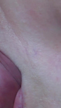 Cewek sange ini lagi asik nyepong kontol sampai lubangnya menganga lebar