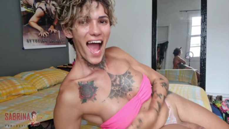Sabrina Prezotte: Transexual de gran polla mostrando su cuerpo ante la cámara.
