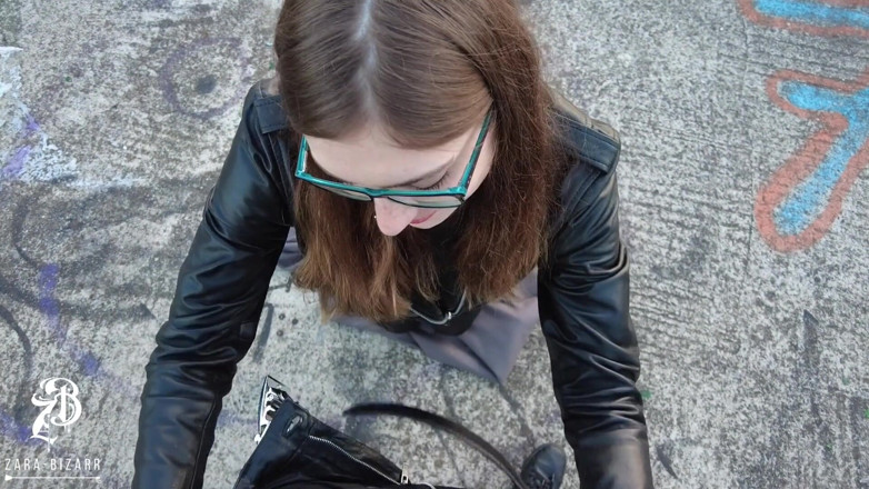 Zara Bizarr: Venkovní obrovský výstřik do obličeje, celé na brýlích!