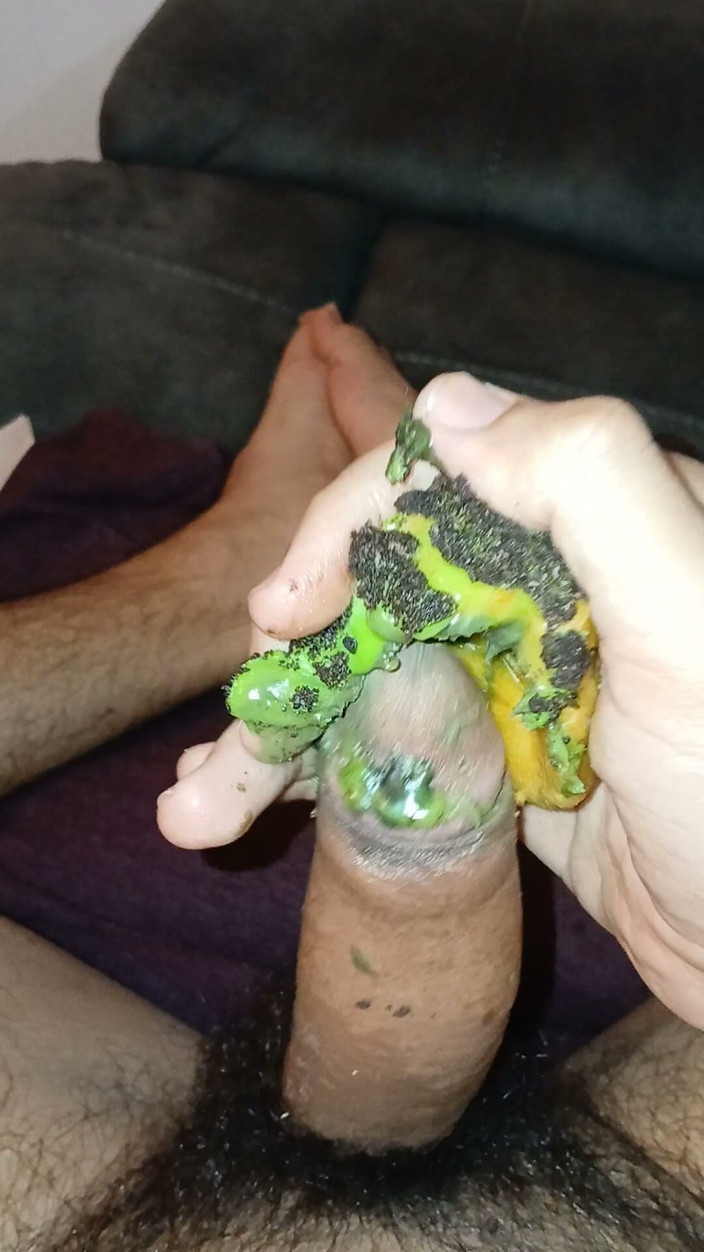 Alexander33324: Diafrutando Una Donita Con Decorado De Haloween.