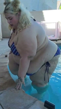 Ssbbw havuz kızı