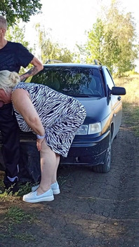 Escribió públicamente en la naturaleza, se folló a un vecino en su boca y la llenó de semen