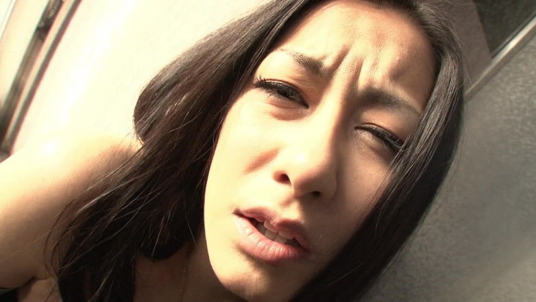 Asian Public Sluts: Brunette Aziatische babe pronkt met haar natuurlijke tieten - deel 1