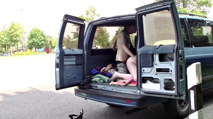 Mature Climax - 100% Mature Videos: Si matang berambut merah bertatu dikongkek dalam kereta