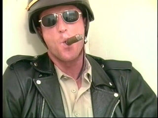 Gays Case: Svalnatý homo chův v policejní uniformě mu tře ptáka, dokud...