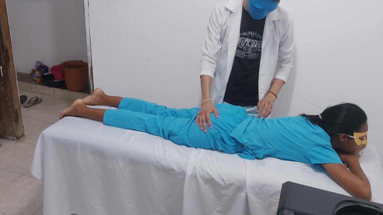 NEGRITA SEXY: मेडिकल सहकर्मी अस्पताल के स्ट्रेचर पर वयस्क चीजें करते हैं ।
