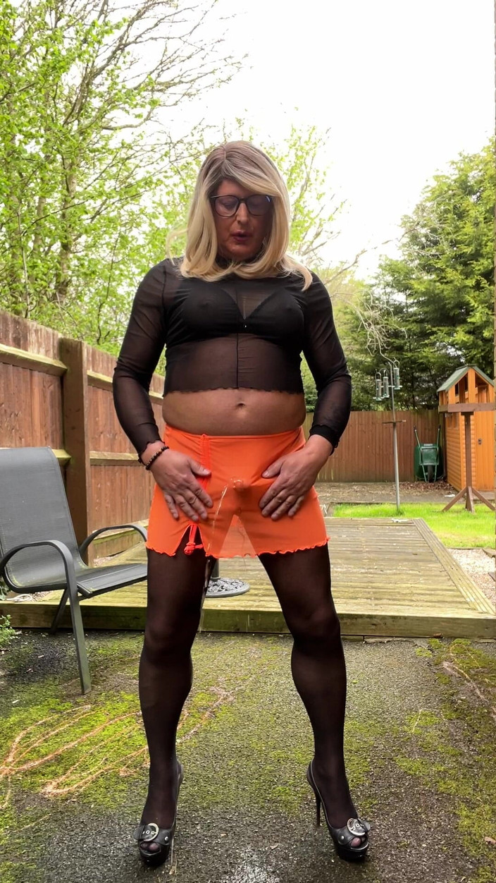 Kellycd2022: Amatoare Crossdresser Kellycd2022 milf sexy se pișă și se masturbează în ciorapi...